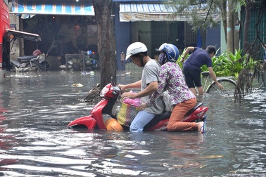 TPHCM: Đường Kinh Dương Vương nâng cao, nhà dân 2 bên ngập lênh láng