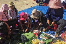 Thầy trò trường vùng cao tự tay gói bánh chưng đón Tết