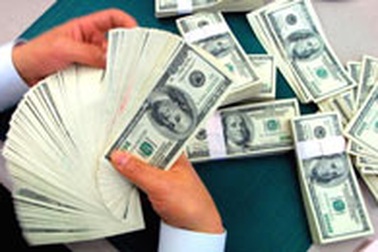 Thêm ba ngân hàng tăng lãi suất USD