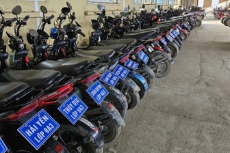 Gần 400 học sinh gắn biển tên lên xe đạp điện gây sốt mạng