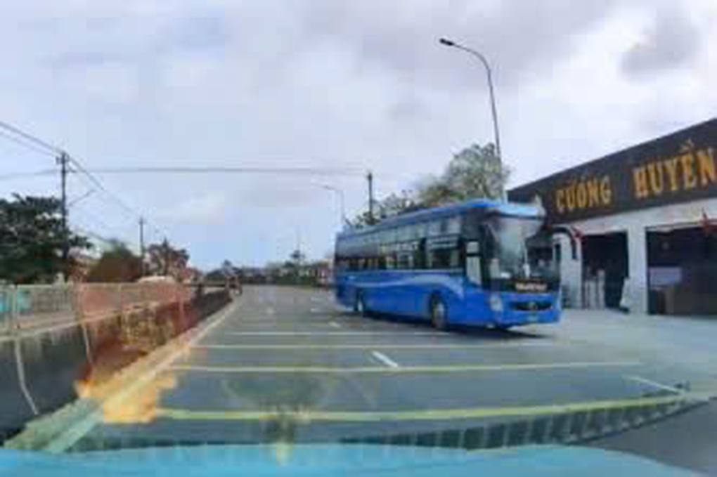 Người dân ghi hình ô tô khách đi ngược chiều, tài xế bị phạt 19 triệu đồng - 1 Người dân ghi hình ô tô khách đi ngược chiều, tài xế bị phạt 19 triệu đồng - 1