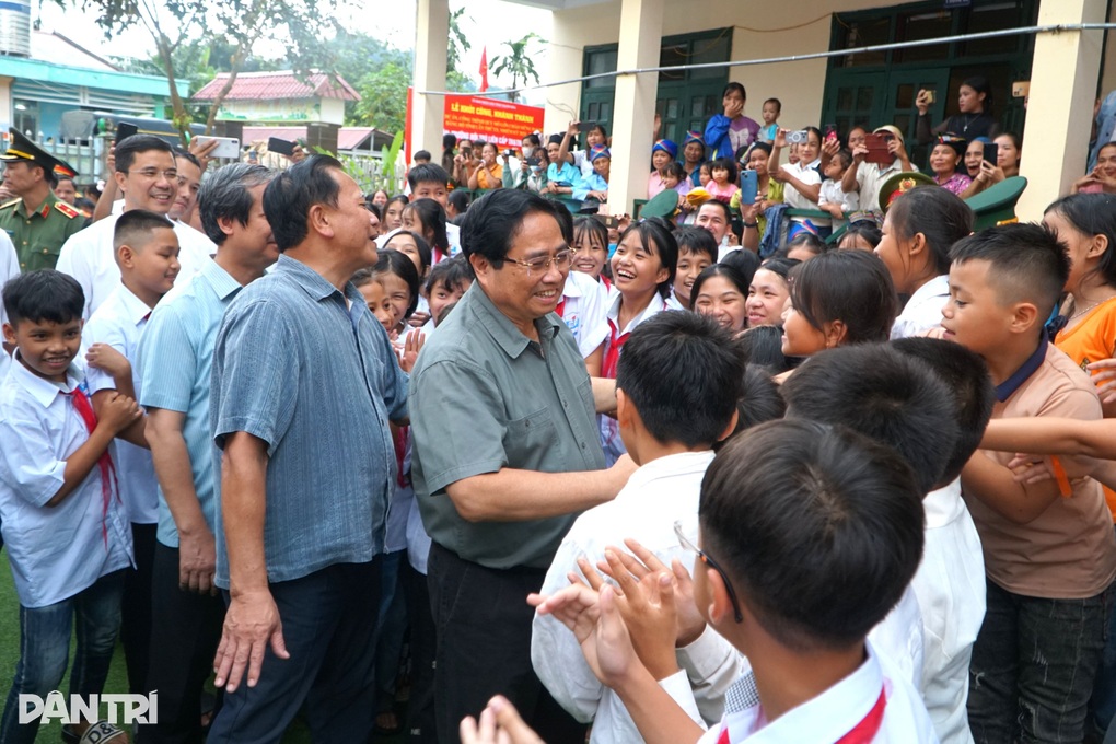 Đoàn lãnh đạo tháp tùng Thủ tướng nhường ghế cho học sinh và người dân ngồi - 1