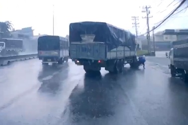 Tài xế xe tải nghi cố tình cán qua người nạn nhân sau va chạm