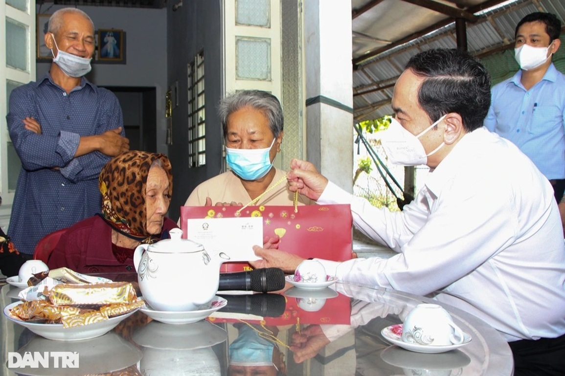 Phó Chủ tịch Thường trực Quốc hội trao quà Tết gia đình chính sách - 3 Phó Chủ tịch Thường trực Quốc hội trao quà Tết gia đình chính sách - 3