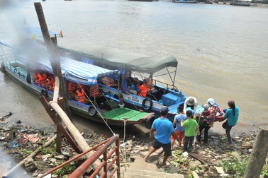 Du khách vất vả tham quan chợ nổi Cái Răng mùa khô hạn