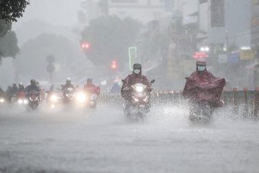 TPHCM mưa lớn sau nhiều ngày nắng gắt 38 độ C