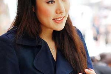 Nạp điện cho nữ nhân viên văn phòng