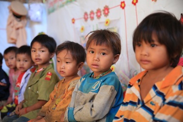 Nhói lòng những đứa trẻ vùng biên giới Việt - Lào tới lớp trong bộ dạng nhem nhuốc