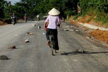 Dân ném đá ra đường để… chống bụi