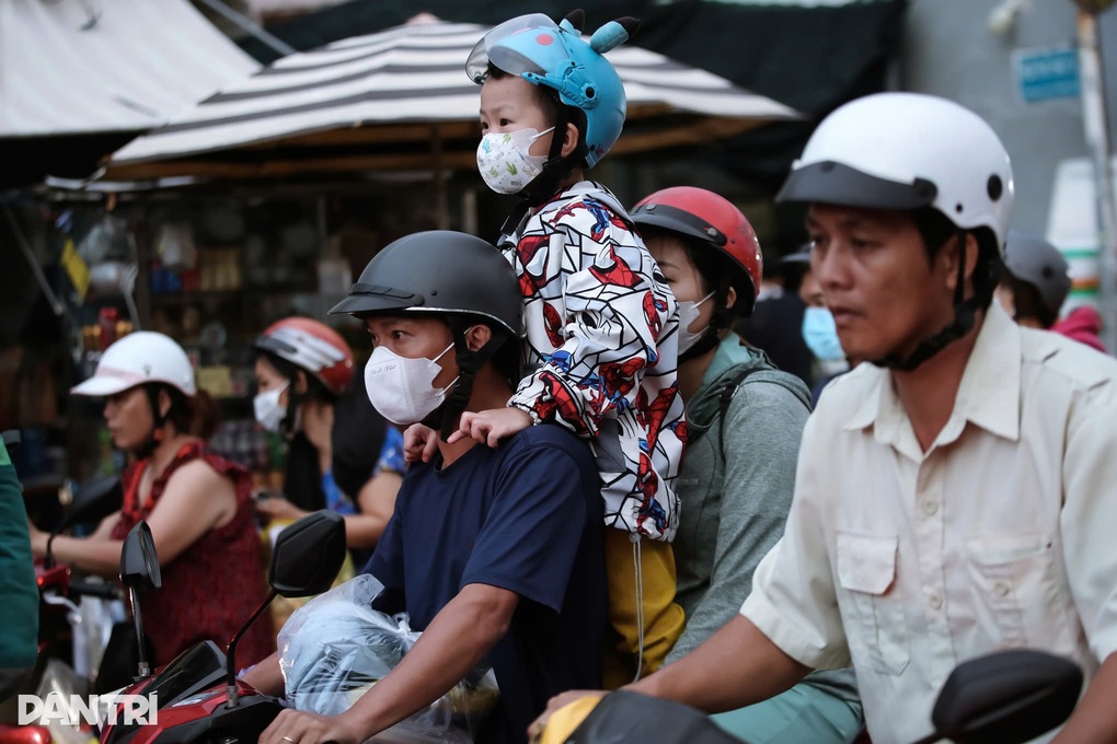 Chở trẻ em trên xe máy nguy hiểm hơn ô tô mà quy định lại không ngặt bằng - 1