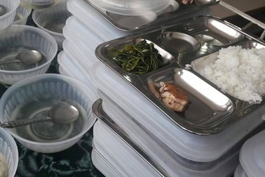 Có hay không việc trường “bớt xén” bữa ăn của học sinh?