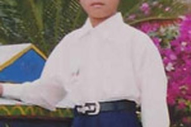 Đám tang của cậu bé quên mình cứu bạn