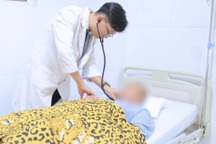 Tà áo dài cuốn vào bánh xe khi đi học, nữ sinh 15 tuổi phải mổ sọ não