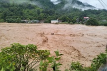 Ba xã đang bị cô lập hoàn toàn, nhiều khu dân cư nước ngập ngang thân nhà