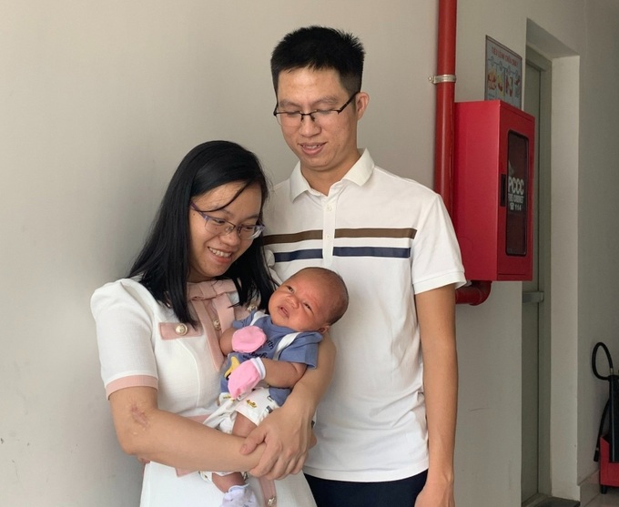 Gia đình chị Ngân hạnh phúc bên thiên thần nhỏ.