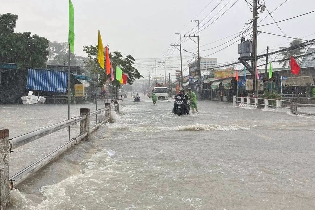 Mưa đầu mùa khiến đường phố Đồng Nai bị ngập, giao thông rối loạn - 1 Mưa đầu mùa khiến đường phố Đồng Nai bị ngập, giao thông rối loạn