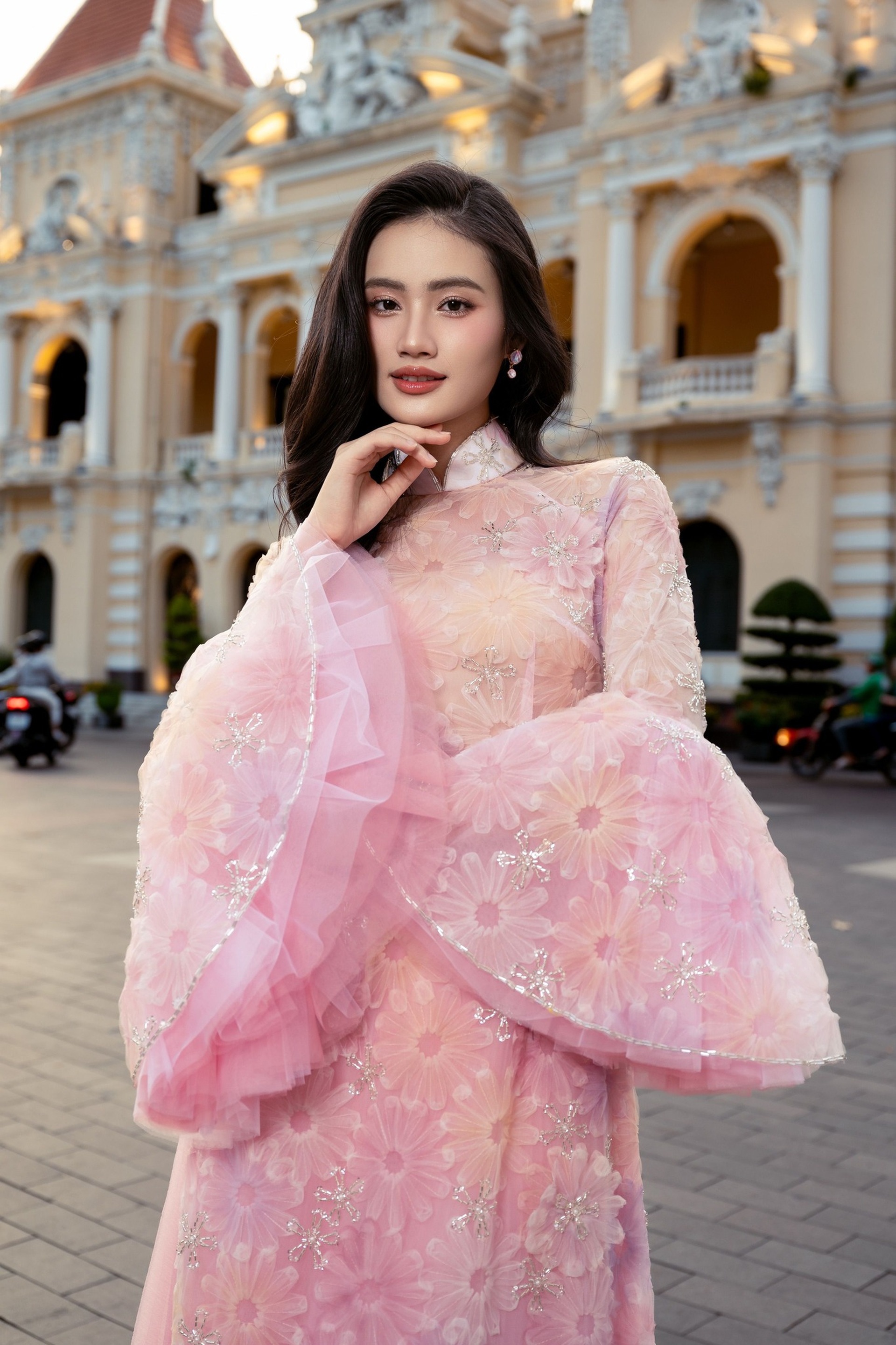 Hoa hậu Ý Nhi đi thi quốc tế: Hoãn du học, nhan sắc khác lạ gây chú ý - 2 Hoa hậu Ý Nhi đi thi quốc tế: Hoãn du học, nhan sắc khác lạ gây chú ý - 2