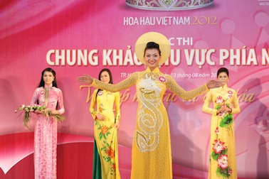 Thí sinh HHVN duyên dáng trong tà áo dài truyền thống