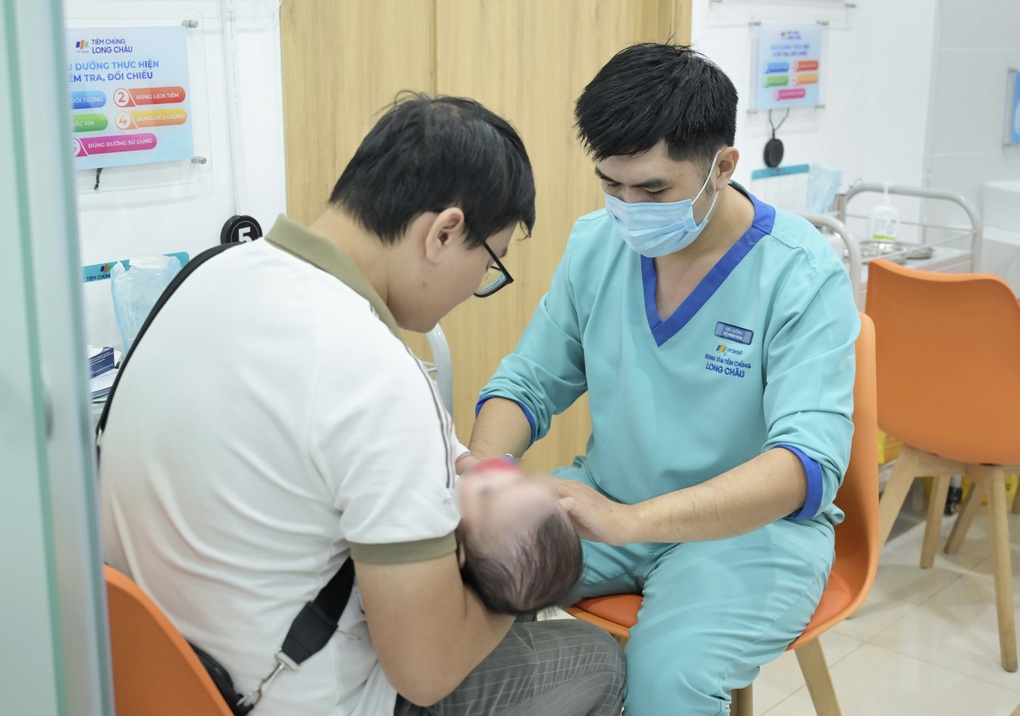 Virus bại liệt có nguy cơ xâm nhập, vắc xin là lá chắn tốt nhất - 2