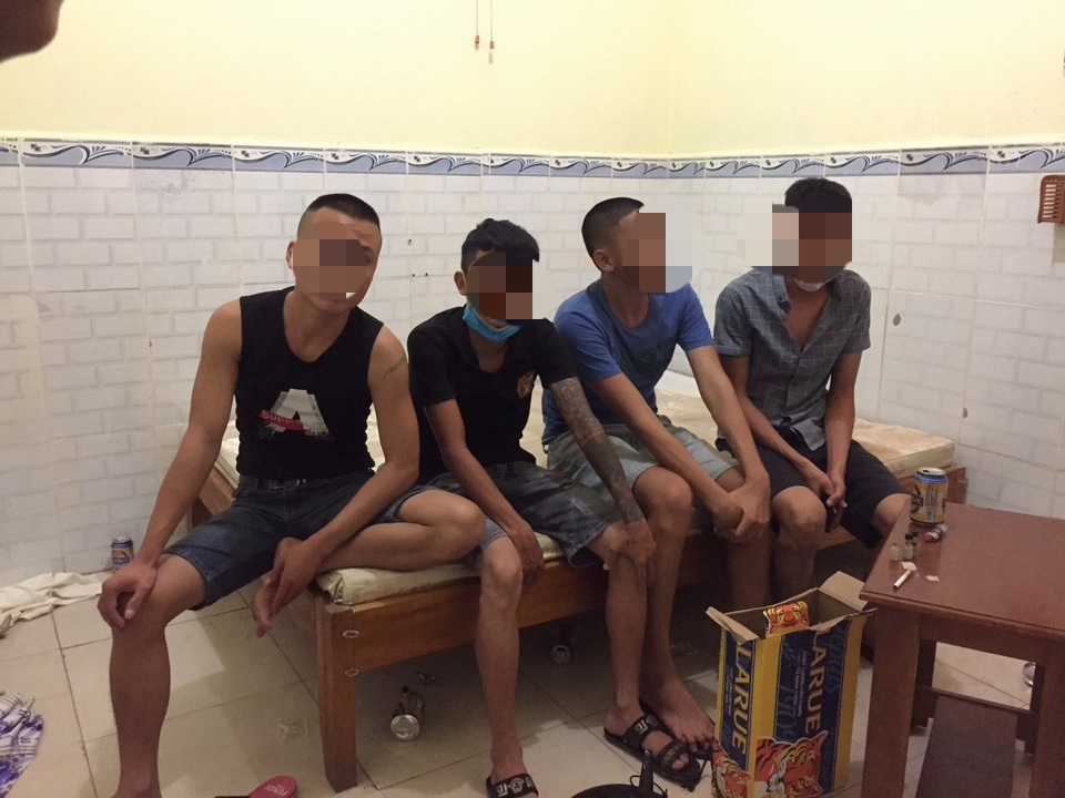 Nhóm thanh niên thuê phòng massage để sử dụng ma túy - 1 Nhóm thanh niên thuê phòng massage để sử dụng ma túy - 1