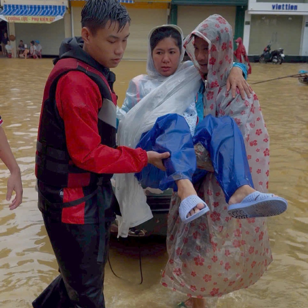 Hơn một giờ kịch tính đưa sản phụ đi sinh giữa mưa ngập ở Huế - 1 Hơn một giờ kịch tính đưa sản phụ đi sinh giữa mưa ngập ở Huế - 1