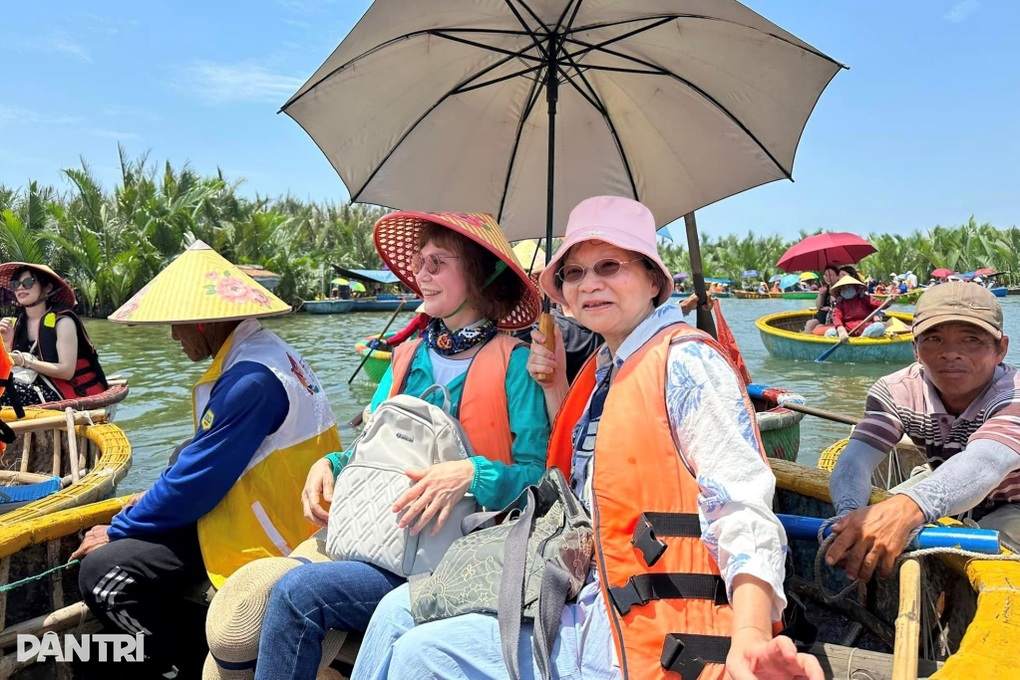 Du khách đội mũ rộng vành, xịt kem chống nắng để dạo phố ở Hội An - 7 Du khách đội mũ rộng vành, xịt kem chống nắng để dạo phố ở Hội An - 7