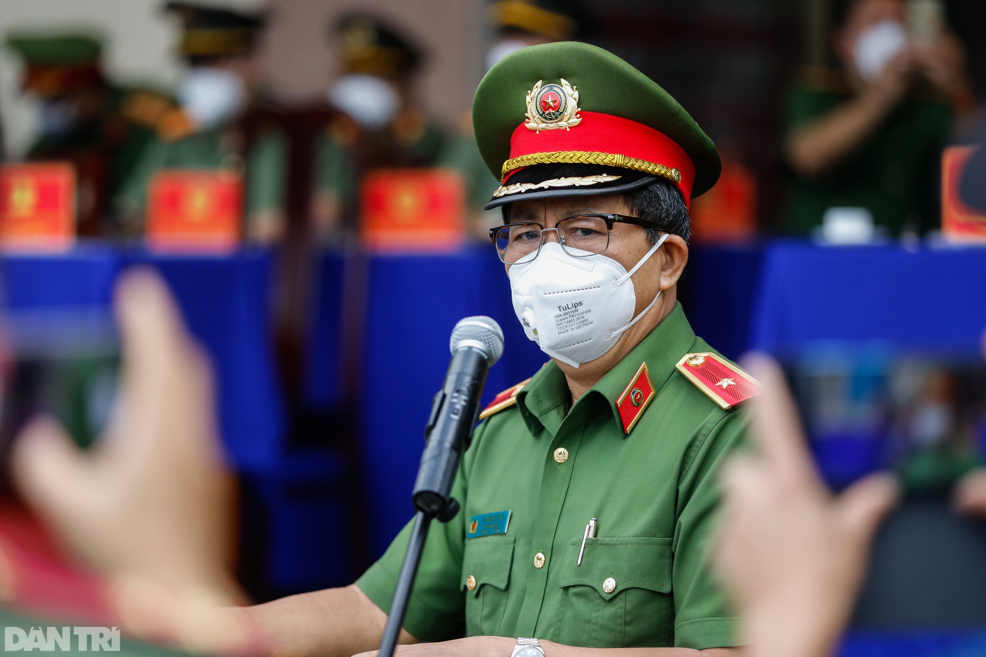 Công an TPHCM trao 6.500 phần quà cho người dân vùng dịch - 2 Công an TPHCM trao 6.500 phần quà cho người dân vùng dịch - 2