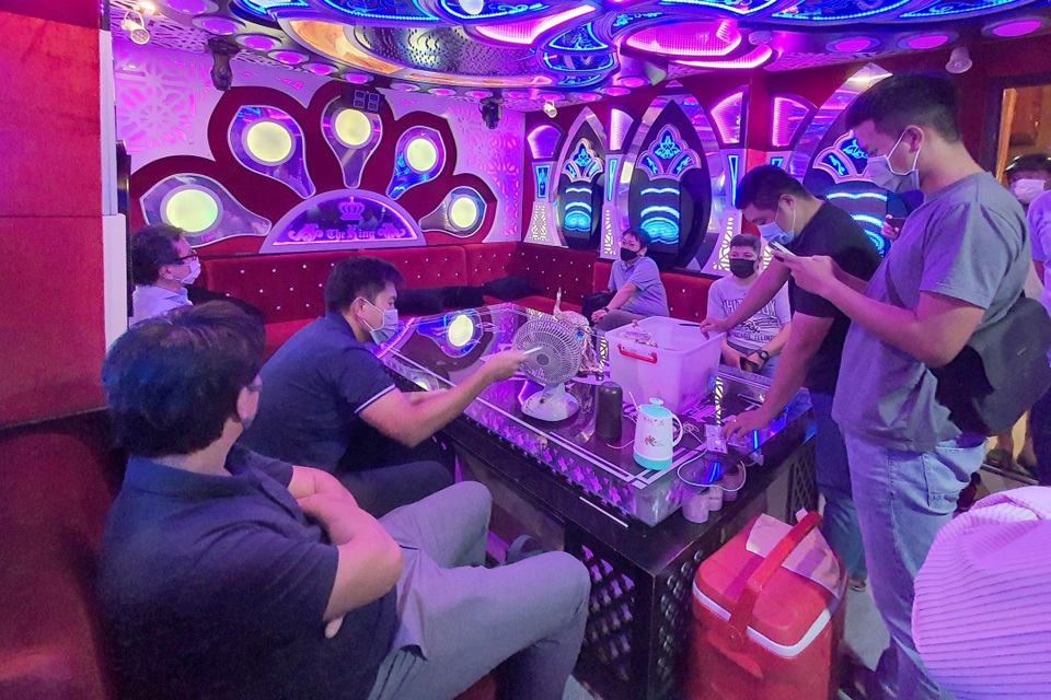 Nhà hàng The King mời nhầm đoàn kiểm tra Covid-19 vào... hát karaoke - 1 Nhà hàng The King mời nhầm đoàn kiểm tra Covid-19 vào... hát karaoke - 1