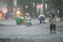 Mưa mới 15 phút, nhiều đường trung tâm TP Huế đã thành sông!