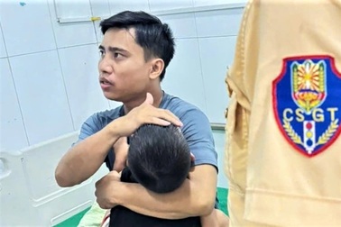 Cảnh sát đưa bé trai 4 tuổi bị co giật đi cấp cứu trong mưa bão