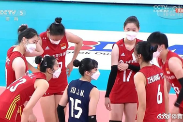 Đội bóng chuyền nữ Trung Quốc gây tranh cãi lớn vì đeo khẩu trang thi đấu