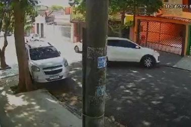 Tài xế hoảng loạn sau va chạm khiến chiếc xe trở nên mất kiểm soát