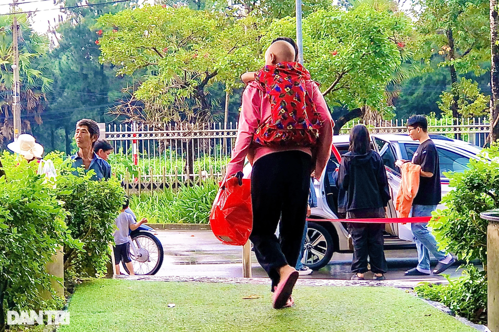 Mẹ dầm mưa cõng con chơi Trung thu: Sợ ngày con không bên mình nữa - 3 Mẹ dầm mưa cõng con chơi Trung thu: Sợ ngày con không bên mình nữa - 3