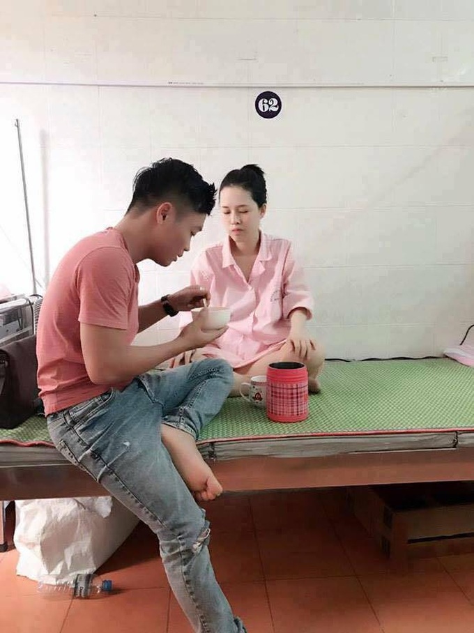 Hai ông bố trẻ ăn vội hộp cơm, uống lon bia trong viện những ngày chăm vợ đẻ gây thích thú - Ảnh 3. Hai ông bố trẻ ăn vội hộp cơm, uống lon bia trong viện những ngày chăm vợ đẻ gây thích thú - Ảnh 3.
