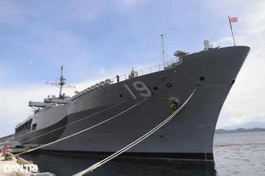 Soái hạm của hải quân Mỹ cập cảng Cam Ranh