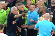 HLV Mourinho tức giận, chỉ trích nặng nề trọng tài khi AS Roma thất bại