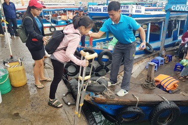 Phòng GD-ĐT TP Nha Trang thăm hỏi “cô giáo chống nạng vẫn vượt biển đi dạy học”