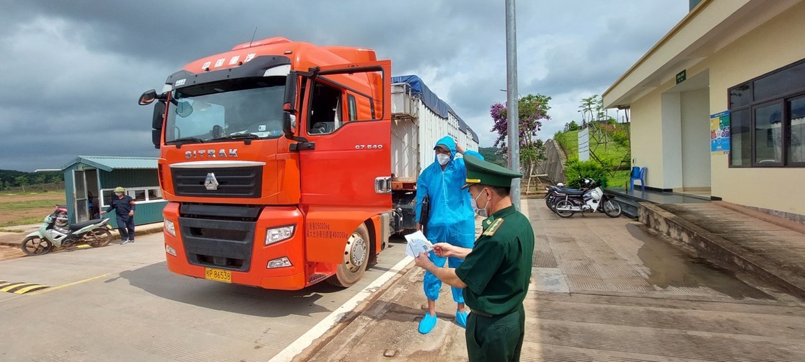 Thông quan trở lại lối mở cầu phao biên giới ở Móng Cái - 2 Thông quan trở lại lối mở cầu phao biên giới ở Móng Cái - 2