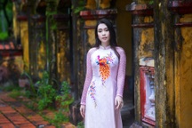 Hoa hậu Ban Mai khoe vẻ đẹp mong manh trong áo dài lụa Hà Đông