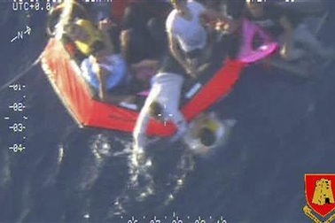 Lại đắm tàu ngoài khơi Italia, 50 người thiệt mạng