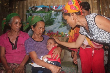 Bé gái bị bắt cóc sang Trung Quốc: Vỡ òa giây phút đón con về