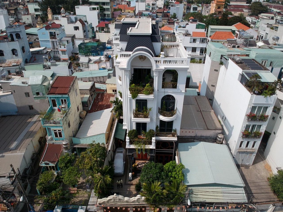 Biệt thự lộng lẫy ẩn giấu cả vườn cây xanh mát giữa lòng Sài Gòn - 1