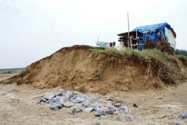 Hàng trăm hộ dân lo lắng vì biển xâm thực