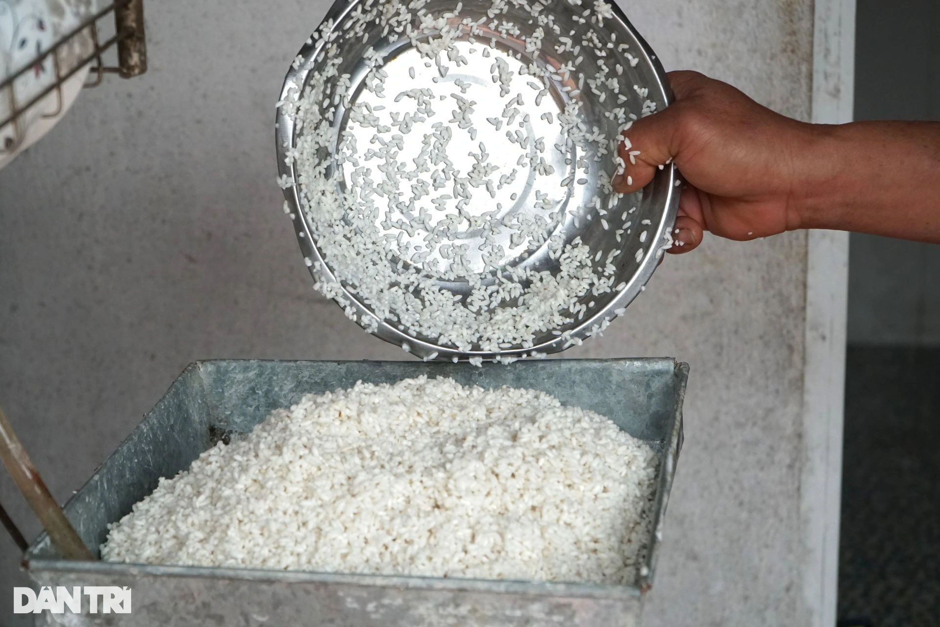 Tráng, quạt hơn 1.000 bánh đa mỗi ngày vẫn không đủ hàng bán Tết - 4 Tráng, quạt hơn 1.000 bánh đa mỗi ngày vẫn không đủ hàng bán Tết - 4