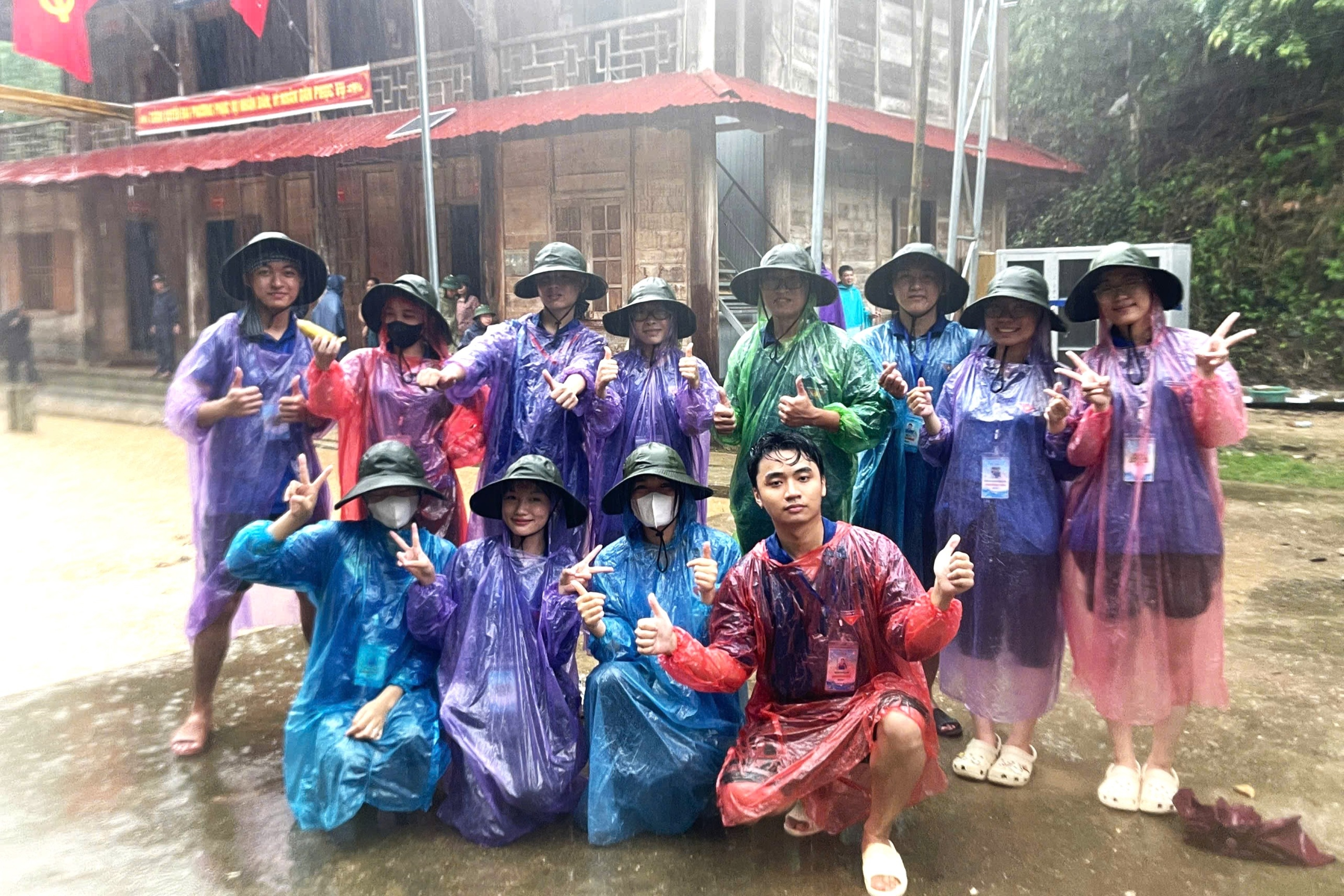 Ký ức khó quên của 24 bạn trẻ bị mắc kẹt ở vùng tâm lũ sau chiến dịch hè - 2 Ký ức khó quên của 24 bạn trẻ bị mắc kẹt ở vùng tâm lũ sau chiến dịch hè - 2