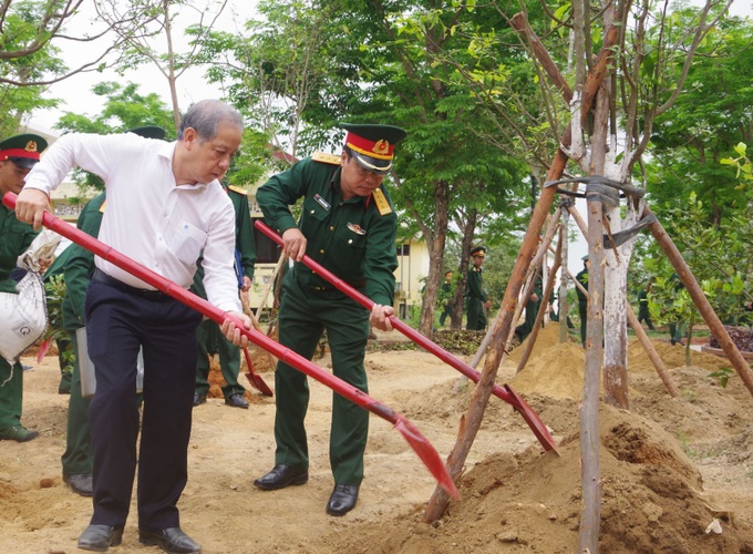 Các đơn vị thuộc Bộ Chỉ huy Quân sự Thừa Thiên Huế phấn đấu trồng 1 vườn mai vàng trong khuôn viên - Ảnh 1.