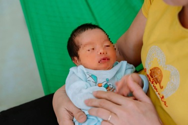 Bọc nilon đen phát ra tiếng khóc trẻ sơ sinh