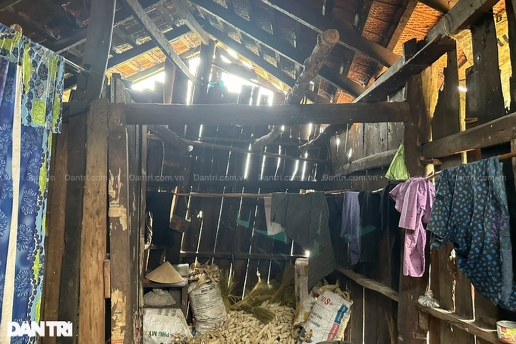Thương cụ bà lủi thủi một mình trong căn nhà rách nát, nguy cơ sập - 3 Thương cụ bà lủi thủi một mình trong căn nhà rách nát, nguy cơ sập - 3