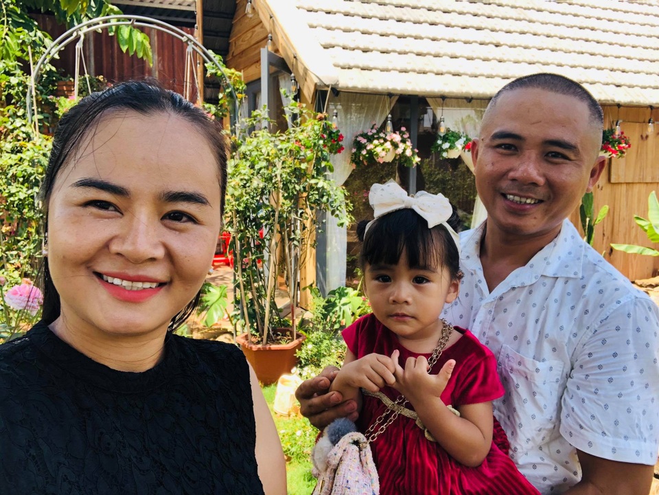 Ông bố ở Vũng Tàu làm nhà gỗ, trồng cả vườn hồng quý tặng con gái - 11 Ông bố ở Vũng Tàu làm nhà gỗ, trồng cả vườn hồng quý tặng con gái - 11