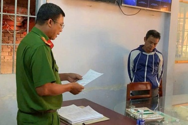 Bắt người đàn ông đập phá tài sản của hơn 10 hộ dân